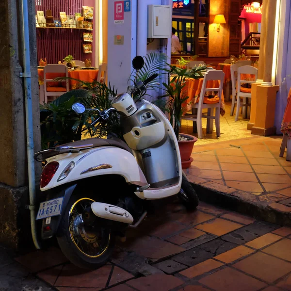 Siem Reap Cambodia December 2018 Elegant White Scooter Parked Cafe — Stock Photo, Image