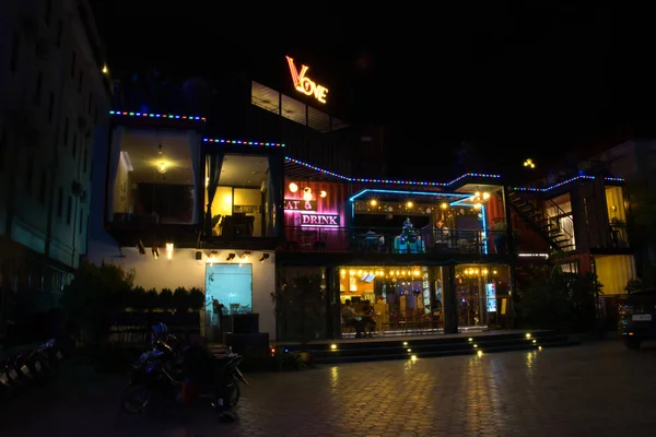 シェムリアップ カンボジア 2018年12月11日新年の方法で飾られた小さなレストラン クリスマスの装飾 ネオンサイン — ストック写真