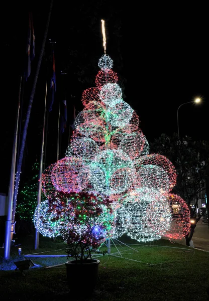 씨엠립 캄보디아 2018년 12월 13일 크리스마스 트리는 빛나는 공으로 구성되어 — 스톡 사진
