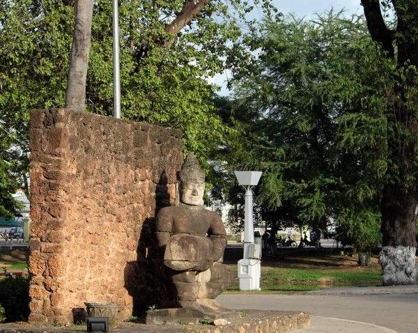 都市公園の古代石の彫刻 石垣と男の像アジアのアートワーク — ストック写真