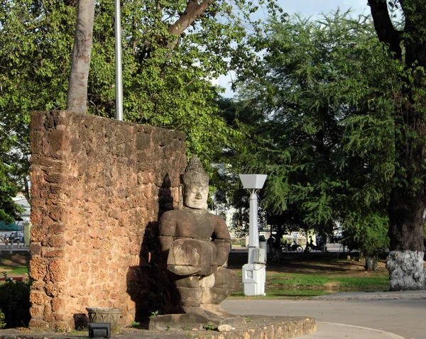 Ókori Kőszobor Egy Városi Parkban Egy Kőfal Egy Férfi Szobor — Stock Fotó