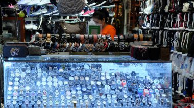 Siem Reap, Kamboçya, 09.09.2018 pazar tezgahında çok sayıda saat, Asya çarşısı