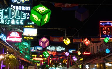 Siem Reap, Kamboçya, 11.09.2018 parlak bayraklar ve çelenkturist sokak, Kamboçya bayrakları, dekoratif aydınlatma, pub sokak ile dekore