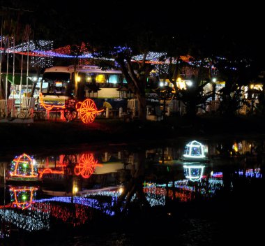 Siem Reap, Kamboçya, 11.01.2018 sokak Lambaları nehrin sularına yansıdı, gece manzarası