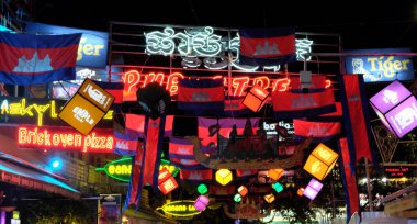 Siem Reap, Kamboçya, 11.09.2018 parlak bayraklar ve çelenkturist sokak, Kamboçya bayrakları, dekoratif aydınlatma, pub sokak ile dekore