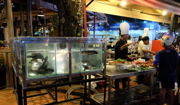Сіємреап Камбоджа Грудень 2018 Вулична Кухня Ресторан Кухарі Готують Їжу — стокове фото