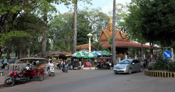 Siem Reap Kambodzsa December 2018 Egy Forgalmas Kereszteződés Közelében Egy — Stock Fotó