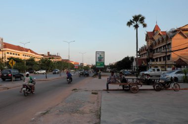 Siem Reap, Kamboçya, 17 Aralık 2018 birkaç erkek bir arabada oturup. Motorlu taşımacılığın devam ettiği doğrudan şehir caddesi. Şehir hayatı.