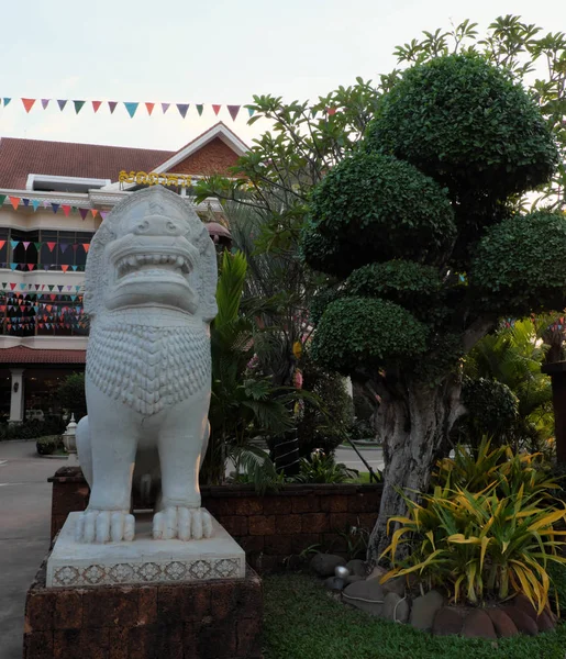 Siem Reap Kambodzsa December 2018 Fehér Kőszobor Oroszlán Közelében Gyönyörűen — Stock Fotó