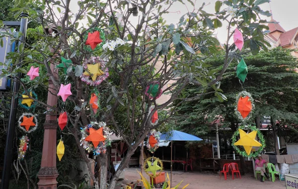 シェムリアップ カンボジア 2018年12月17日 お祝いの花輪や木からぶら下がる装飾 輝く多くのカラフルな星が通りを飾る — ストック写真