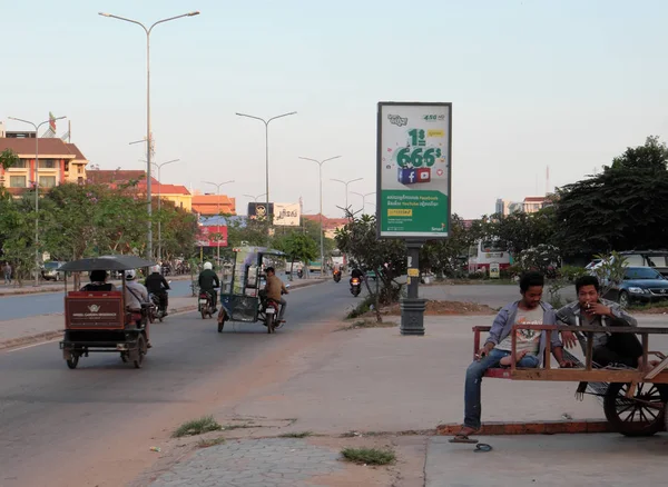 柬埔寨暹粒 2018年12月17日 几个人坐在一辆小车上 汽车运输的直达城市街道 城市生活 — 图库照片