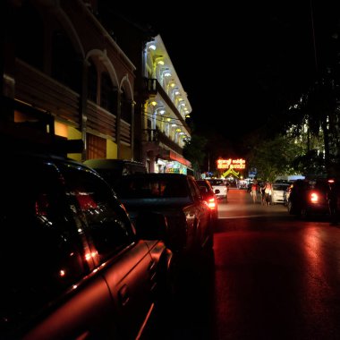 otomobilin arka ışıklarından gelen güzel kırmızı ışık yüzeyden yansır