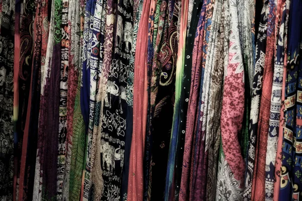 Duża Liczba Kolorowych Szale Wzorzyste Tekstylia Tło — Zdjęcie stockowe