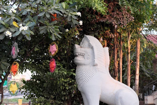 Siem Reap Kambodja December 2018 Vit Stenskulptur Ett Lejon Grenarna — Stockfoto