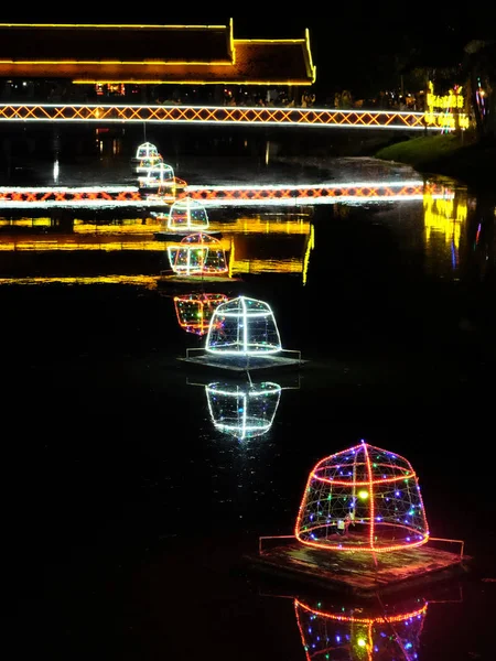 Pont Sur Rivière Éclairé Par Des Veilleuses Éclairage — Photo