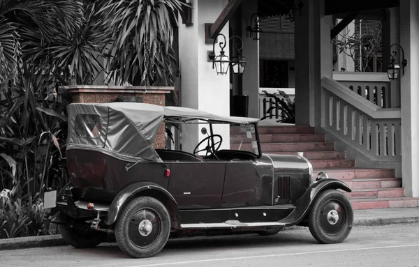 Vintage Car Canvas Roof Parked House Retro Limousine — Stock Photo, Image