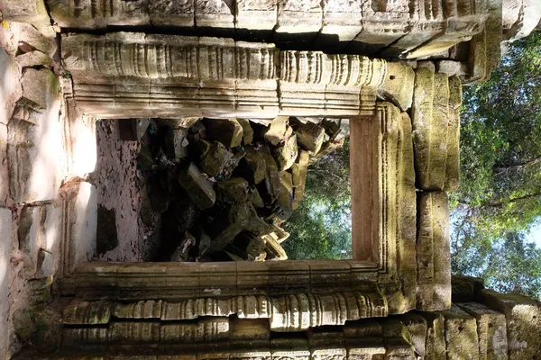 Porta Antigo Edifício Destruído Ruínas Antigas Cobertas Musgo — Fotografia de Stock