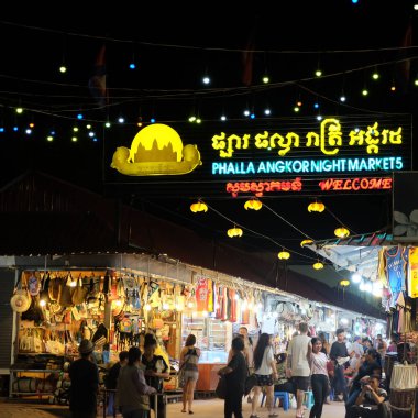 Siem Reap, Kamboçya, 09/09/2018 turistler gece pazarı, sokak ticareti ile gezinin