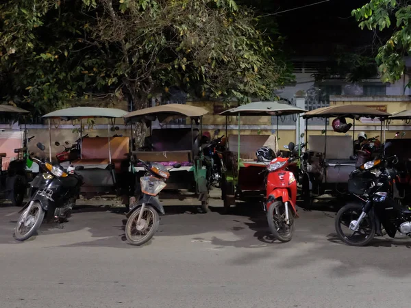 Siem Reap Camboya Diciembre 2018 Rickshaws Aparcados Una Calle Ciudad —  Fotos de Stock