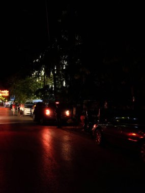 otomobilin arka ışıklarından gelen güzel kırmızı ışık yüzeyden yansır