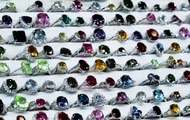 değerli taşlar, kadın takılar, mücevher çok sayıda kadın yüzük, arka plan