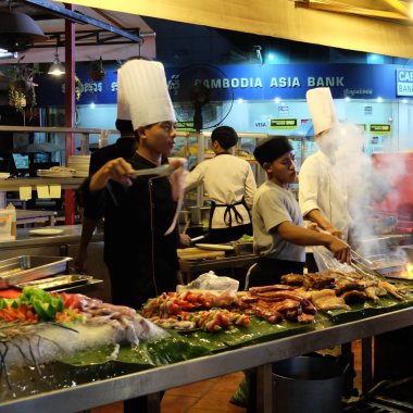 Siem Reap, Kamboçya, 09.09.2018 sokak mutfak restoranı, aşçılar dışında yemek hazırlamak