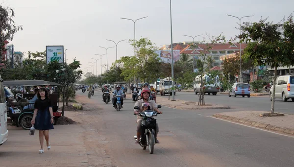 Сіємреап Камбоджа Грудня 2018 Людей Моторолери Їздити Міській Вулиці Типовий — стокове фото