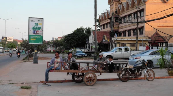 Siem Reap Camboja Dezembro 2018 Vários Homens Sentam Carrinho Rua — Fotografia de Stock