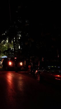 otomobilin arka ışıklarından gelen güzel kırmızı ışık yüzeyden yansır