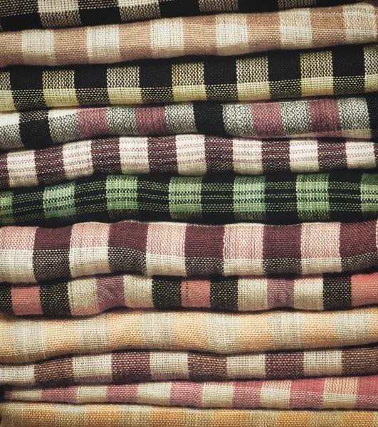 五颜六色的毛巾 折叠纺织品 布作为背景 — 图库照片