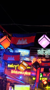 Siem Reap, Kamboçya, 09.09.2018 Pub Street, Night City Işıkları, Kamboçya Bayrakları ve Turistik SokaktaKi Çelenkler