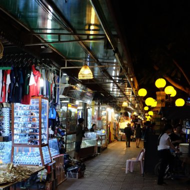 Siem Reap, Kamboçya, 09.09.2018 pazar pazarı, çarşı da hediyelik eşya satışı