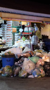 Siem Reap, Kamboçya, 09.09.2018 bir şehir caddesinde büyük çöp yığını, gece pazarı