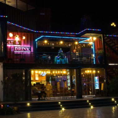 Siem Reap, Kamboçya, 11/11/2018 yeni yıl tarzında dekore edilmiş küçük bir restoran, Noel süsleri, neon tabelaları