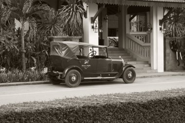 Siem Reap, Kamboçya, 12.09.2018 evin yakınına park edilmiş tuval çatılı vintage araba, retro limuzin