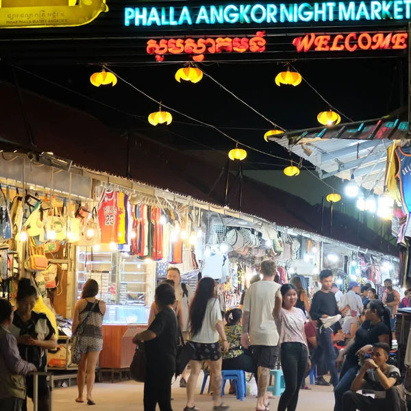 Siem Reap Kamboçya 2018 Turistler Gece Pazarı Sokak Ticareti Ile — Stok fotoğraf