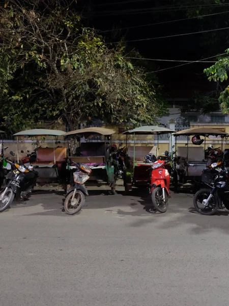 Siem Reap Camboya Diciembre 2018 Rickshaws Aparcados Una Calle Ciudad —  Fotos de Stock