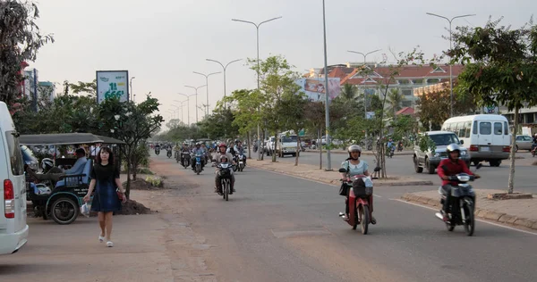 柬埔寨 2018年12月17日 骑着轻便摩托车的人乘坐城市街道 亚洲城市的典型交通 城市生活 — 图库照片