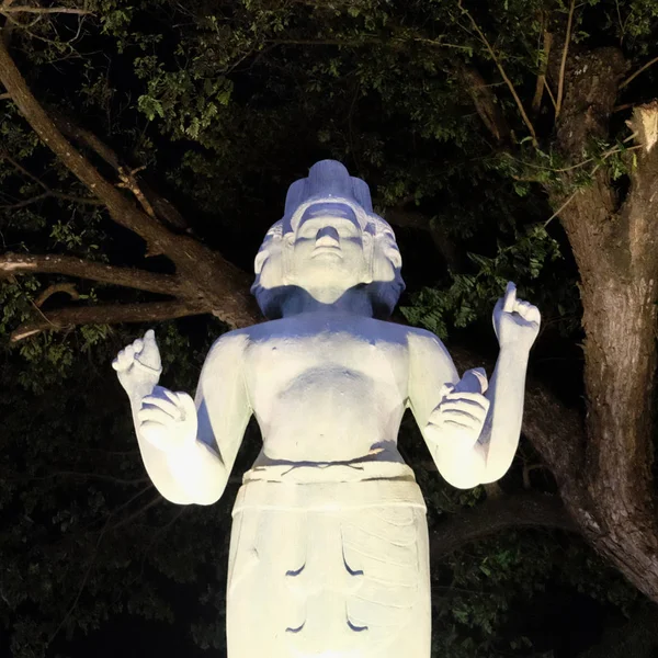 Скульптура Индуистского Божества Четырьмя Руками Несколькими Лицами — стоковое фото