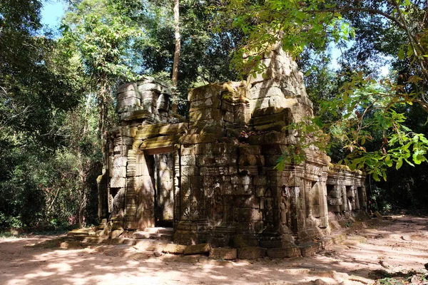 雨林中中世纪房屋的废墟 柬埔寨丛林中的古代遗迹 — 图库照片