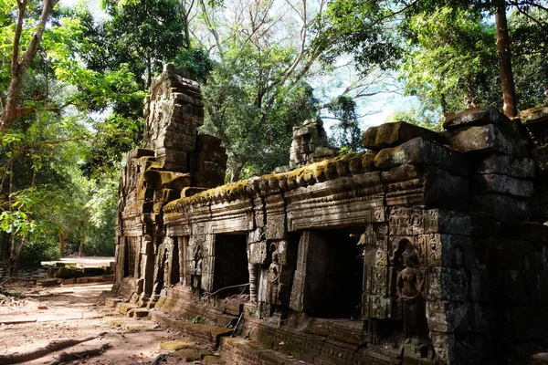雨林中中世纪房屋的废墟 柬埔寨丛林中的古代遗迹 — 图库照片
