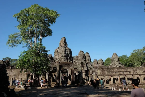 Siem Reap Камбоджа Декабря 2018 Года Туристы Прогуливаются Фотографируют Возле — стоковое фото