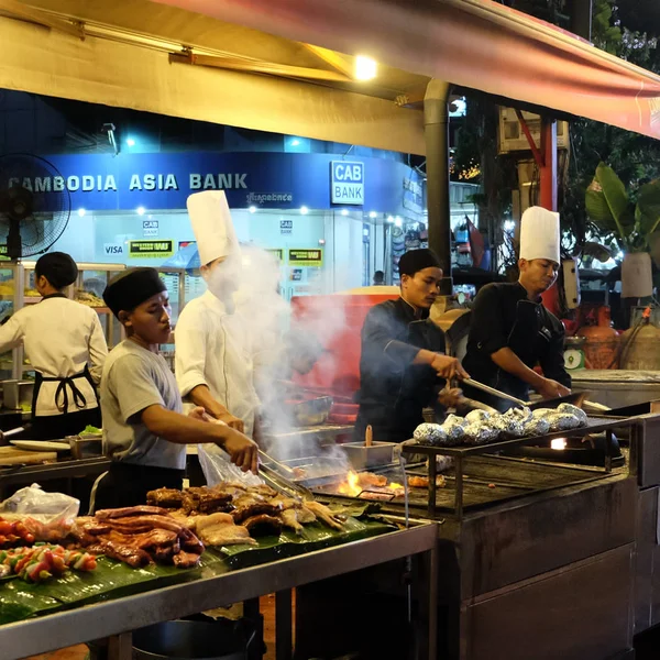Siem Reap Camboja Dezembro 2018 Restaurante Cozinha Rua Cozinheiros Preparar — Fotografia de Stock