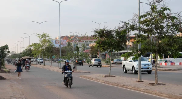 Siem Reap Cambodja December 2018 Mensen Bromfietsen Rijden Een Stads — Stockfoto