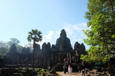 Siem Reap, Kamboçya, 18 Aralık 2018 Turistler Bayon tapınağının yakınında yürüyüş ve fotoğraf çekmek. Turistler güney doğu Asya'nın turistik görmek.