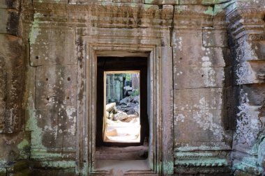 Eski bir taş binanın kapısı. Duvarda bir geçit.