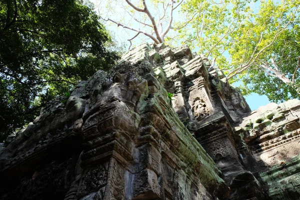 Fragmento Una Antigua Torre Piedra Decorado Con Tallas Artísticas Bajorrelieves —  Fotos de Stock