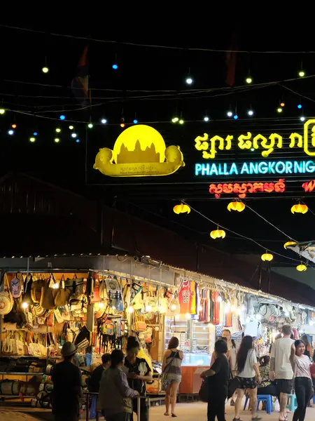 Siem Reap Camboja Dezembro 2018 Turistas Passeiam Pelo Mercado Noturno — Fotografia de Stock