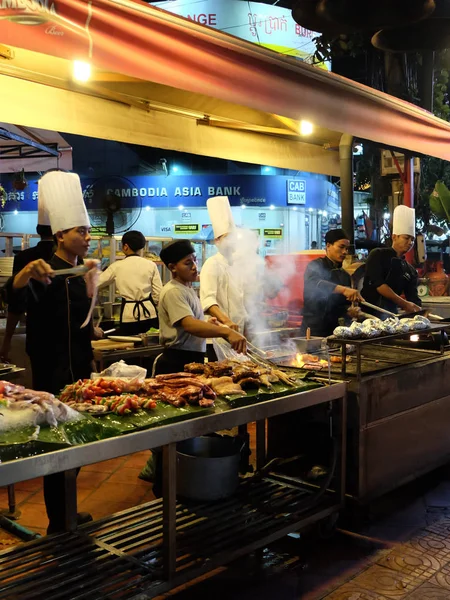 Siem Reap Camboja Dezembro 2018 Restaurante Cozinha Rua Cozinheiros Preparar — Fotografia de Stock