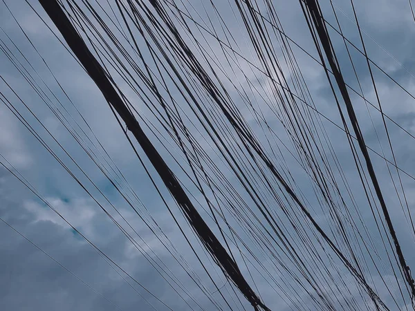Γραμμές Ρεύματος Και Συννεφιασμένο Ουρανό Φόντο Τόνωση — Φωτογραφία Αρχείου
